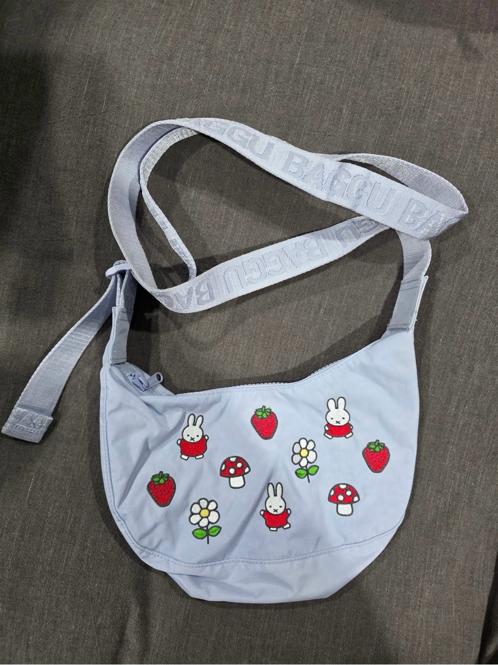 🍓🐰Hard to Find & Super Cute! BAGGU x Miffy Embroidered small Crescent Bag